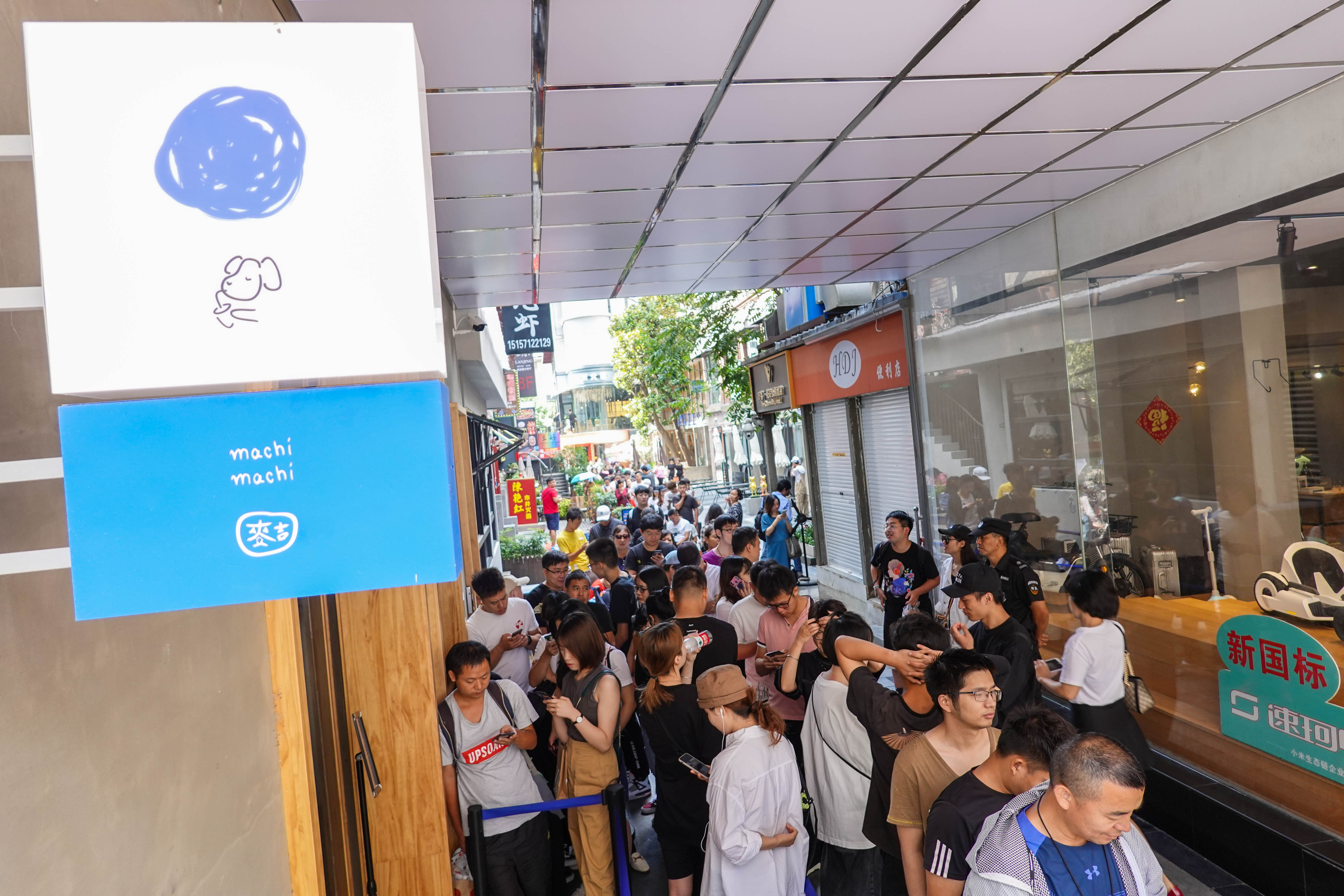 一杯100元奶茶,8小时排队500块一杯