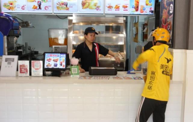 外卖小哥跑一千单收到工资傻眼了,外卖小哥晒工资单月入过万