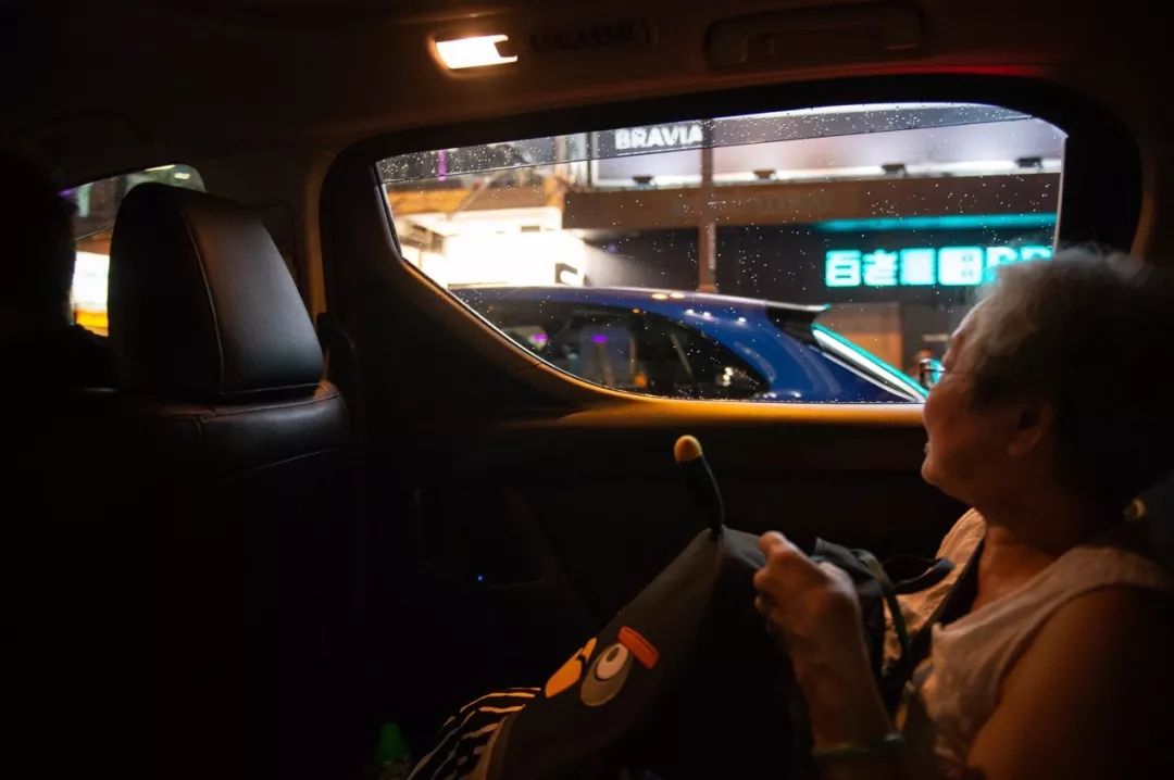 香港街头的甜歌,香港街头的爱情故事歌曲