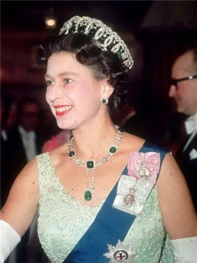 卡地亚限量窄版手镯,卡地亚新款手镯时尚减龄黄金