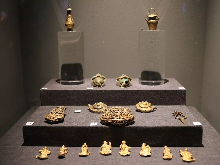 卡地亚限量窄版手镯,卡地亚新款手镯时尚减龄黄金