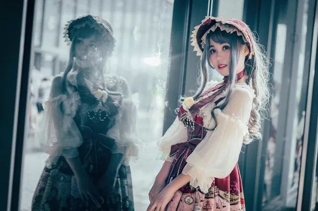 00后的小姑娘卖衣服一周收款20万,00后女孩卖女装