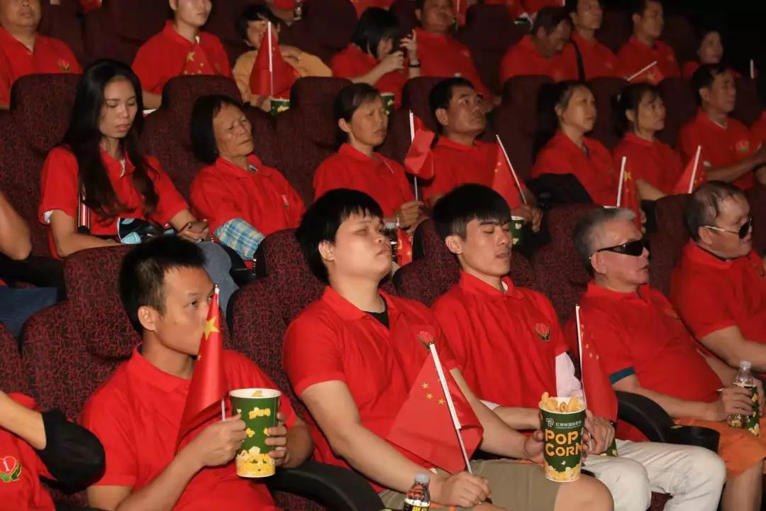 暖心！“光明影院”走进三亚把电影讲给他们听