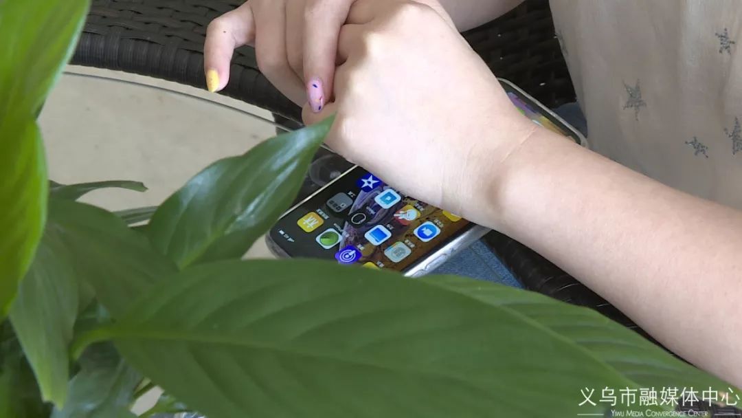 记者暗访手机店视频,记者暗访手机店送礼骗局