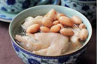 「食疗药膳」花山莲栗猪手汤，味道鲜香可口，能健脾益气、养胃生津、润肺化痰、补肾益精、养血润燥