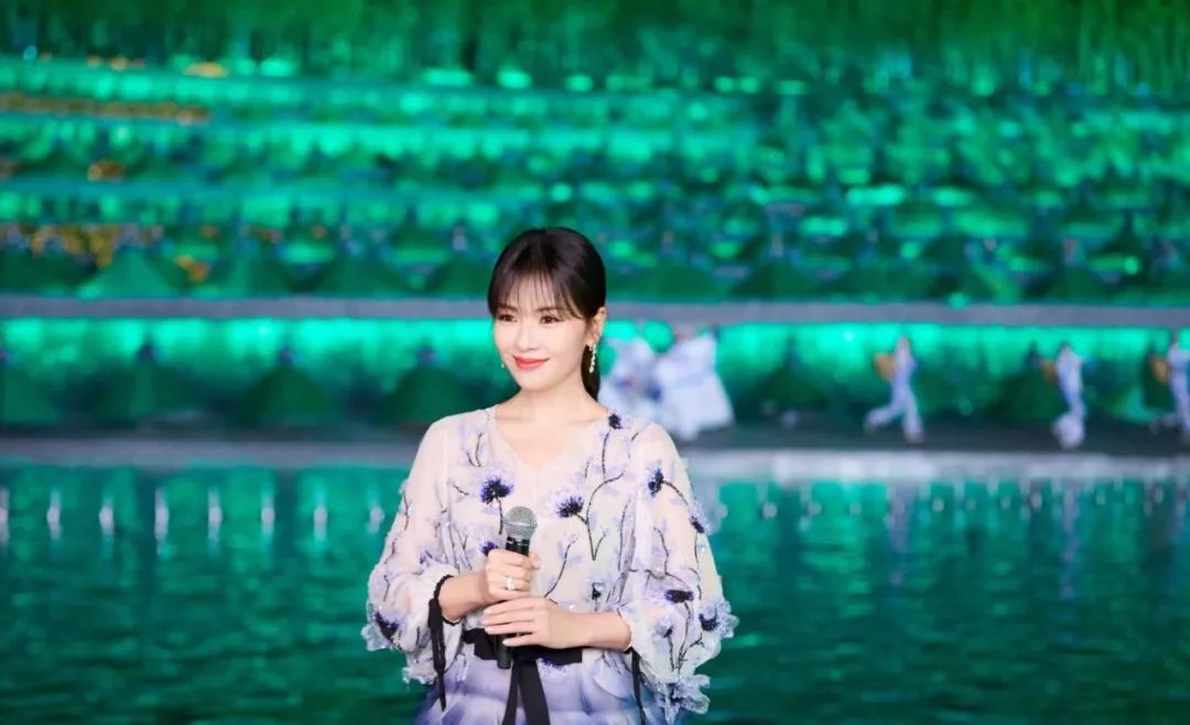 眼里写满故事脸上不见半点风霜,眼里写满故事脸上不见风霜的女子