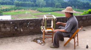 真·鲁班再世！61岁中国大爷造出2500年前鲁班凳，惊艳1000万外国网友：这还是我认识的中国功夫吗？