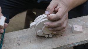 真·鲁班再世！61岁中国大爷造出2500年前鲁班凳，惊艳1000万外国网友：这还是我认识的中国功夫吗？