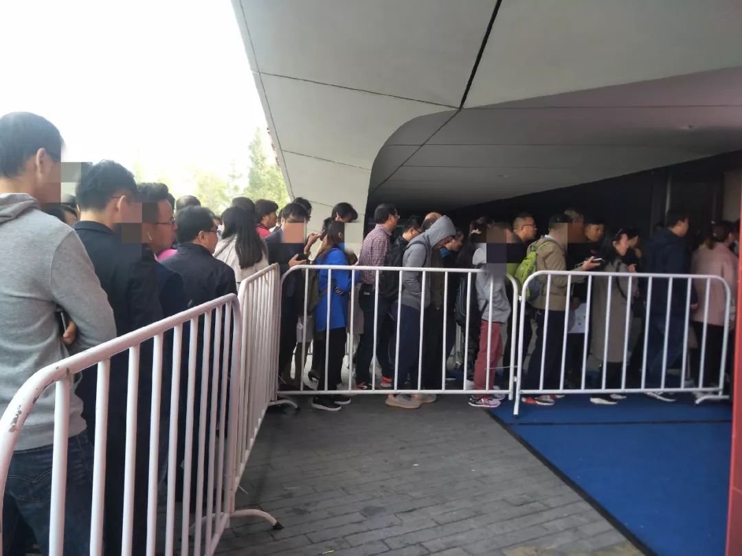 上万人抢房现场,成交猛增的万人抢房