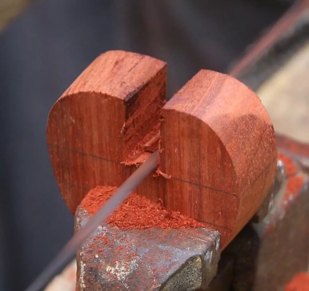 真·鲁班再世！61岁中国大爷造出2500年前鲁班凳，惊艳1000万外国网友：这还是我认识的中国功夫吗？