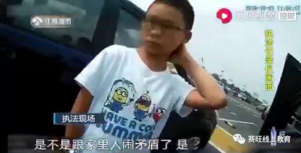 一家三口出行，司机竟是11岁男孩！母亲：他从小学场地赛车