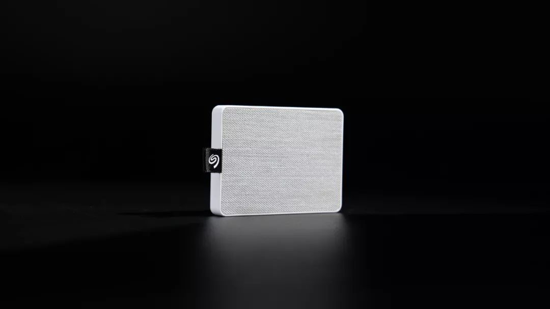 解毒｜移动硬盘不仅能够小巧，还能够更好看。甚至还能获得Adobe摄影计划？