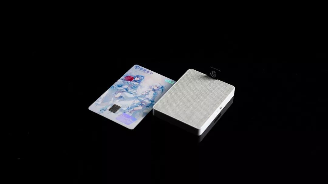 解毒｜移动硬盘不仅能够小巧，还能够更好看。甚至还能获得Adobe摄影计划？