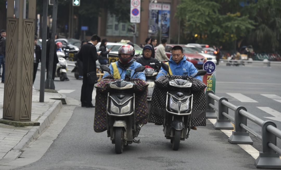 七夕一天就赚上千元揭秘月入过万的成都闪送“收入王”