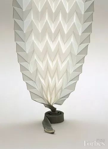 福布斯生活|她手中的这块布料，看到了彩虹、废墟和大千世界