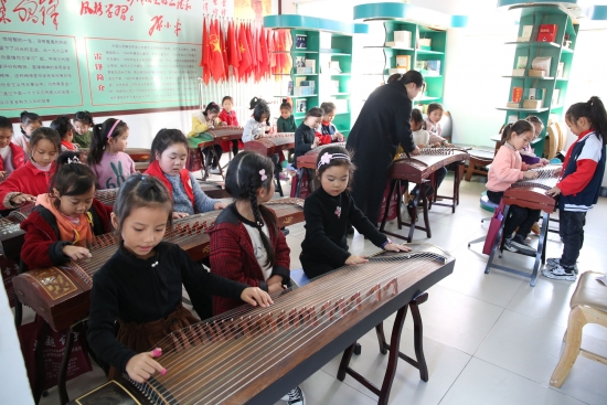 宝丰县教育体育局：“官方带娃”开启学生的美好时光