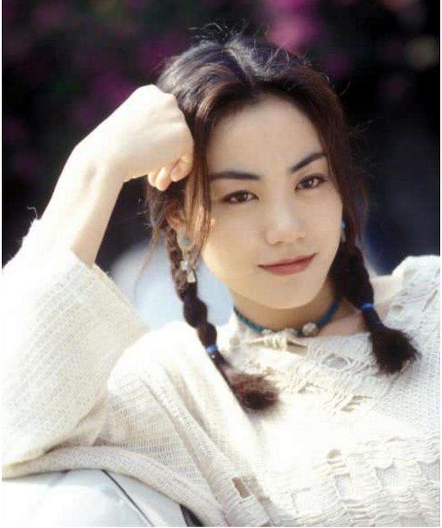 李嫣近照五官气质超像王菲,李嫣晒美照浓妆艳抹气场十足