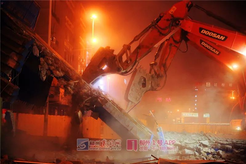 再见了！今天，飞鹅路汽车南站人行天桥被拆，这些旧照还记得吗？