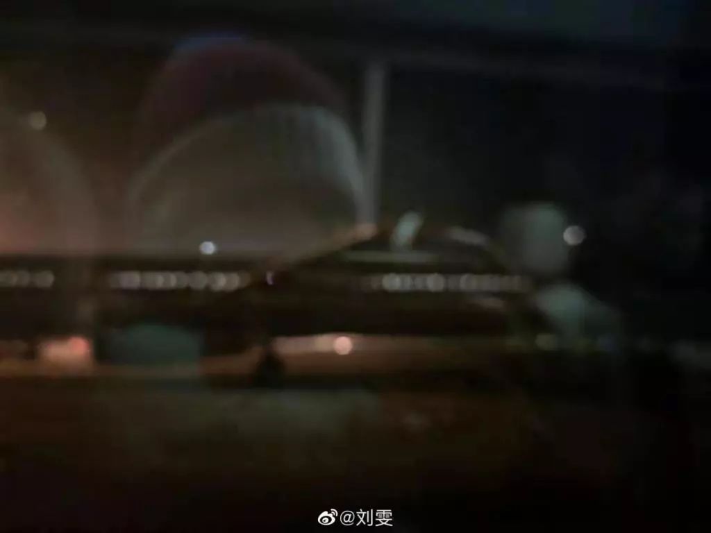 刘雯大表姐街拍太古里,大表姐刘雯美照