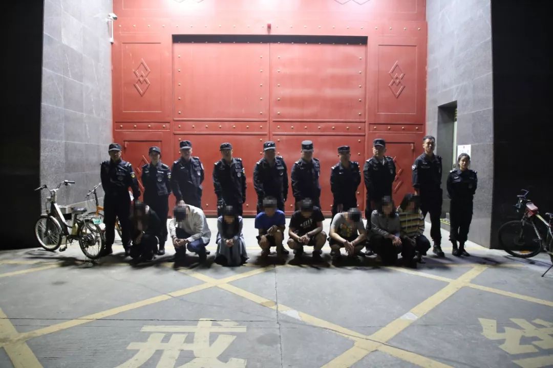 查获国内假冒lv名牌服装销售案,警方查获假lv
