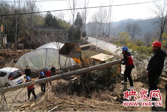 电杆撞断电力抢修新闻报道,供电所被汽车撞断的电杆