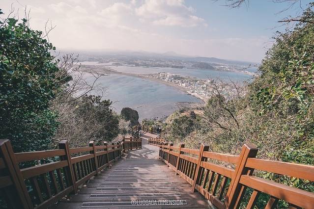 济州岛旅行遇到下雨,日记三年级海边游玩