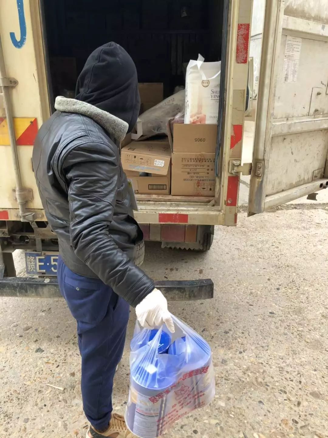 “封城”致奶粉供货难配送难，母婴店主自救