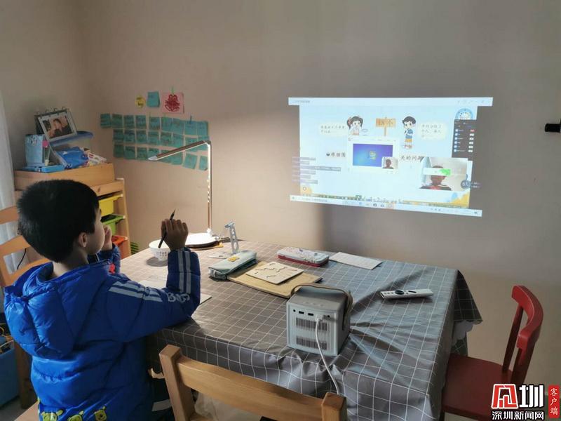 直击深圳线上开学第一天：云升旗、直播课……二孩家庭有点忙