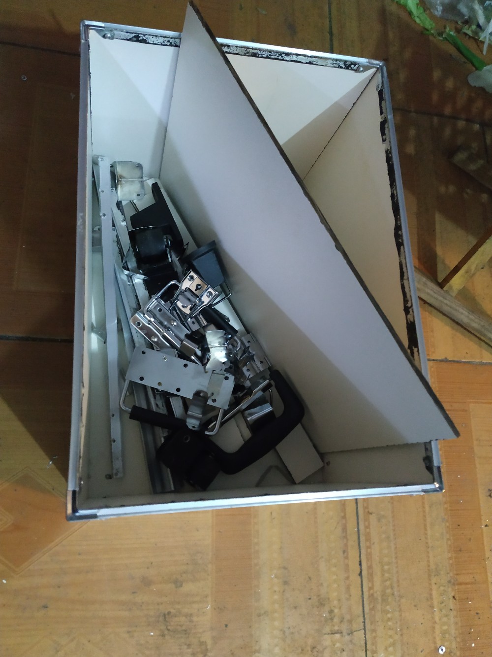 钓友们做的手工钓箱,简单实用的钓箱