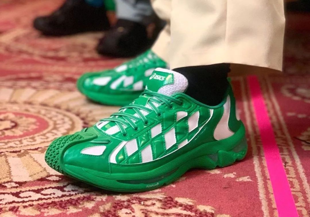 穿了两只不同鞋子发朋友圈,发现时髦的女人都在穿这3双鞋