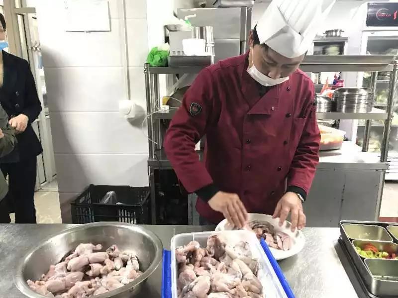 抓8000只蟾蜍，江苏男子获利近百万，背后是怎样隐蔽的“黑产”？