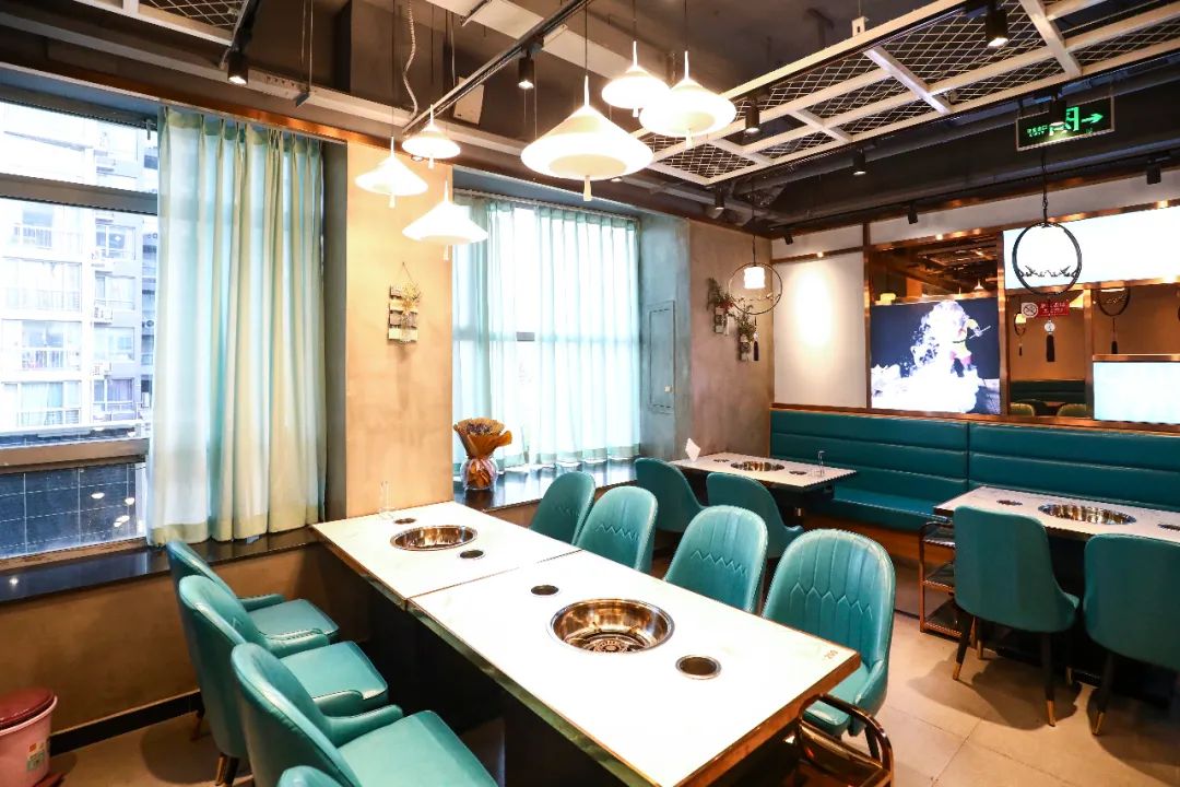 帝都惊现奇葩串串！神奇鸭肠会悬浮？！大牌口红用来吃...