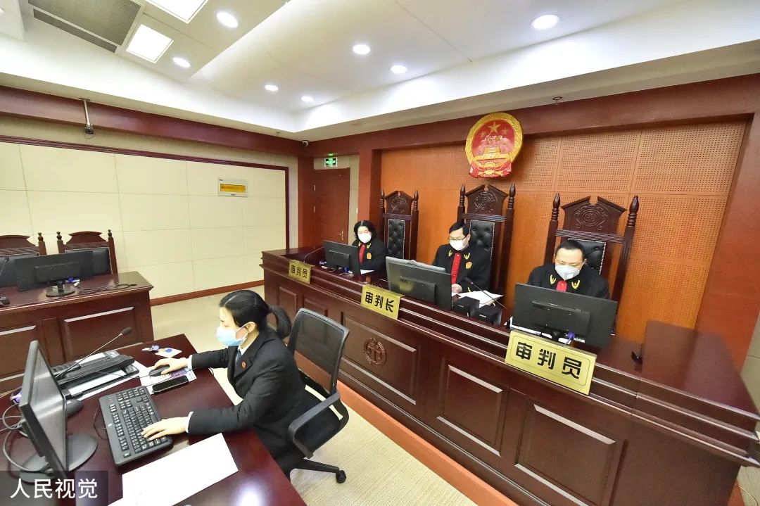 对着你吐痰的老头怎么治,上海一老人每天朝邻居家吐痰