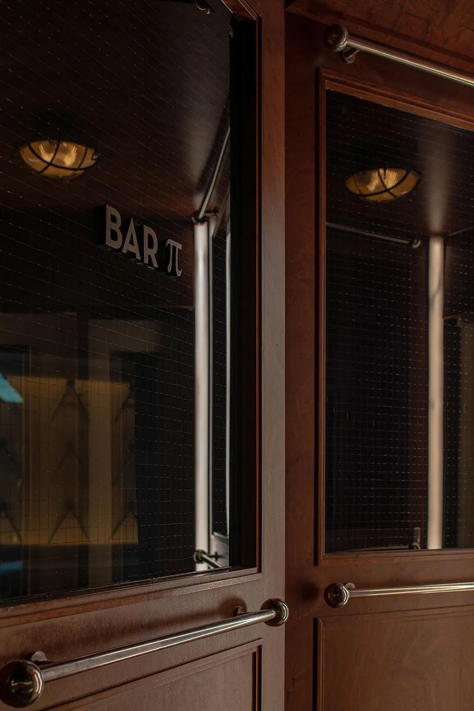 新作|结合欧式车厢和美式办公室风格-成都“π酒吧”/iZDesignStudio