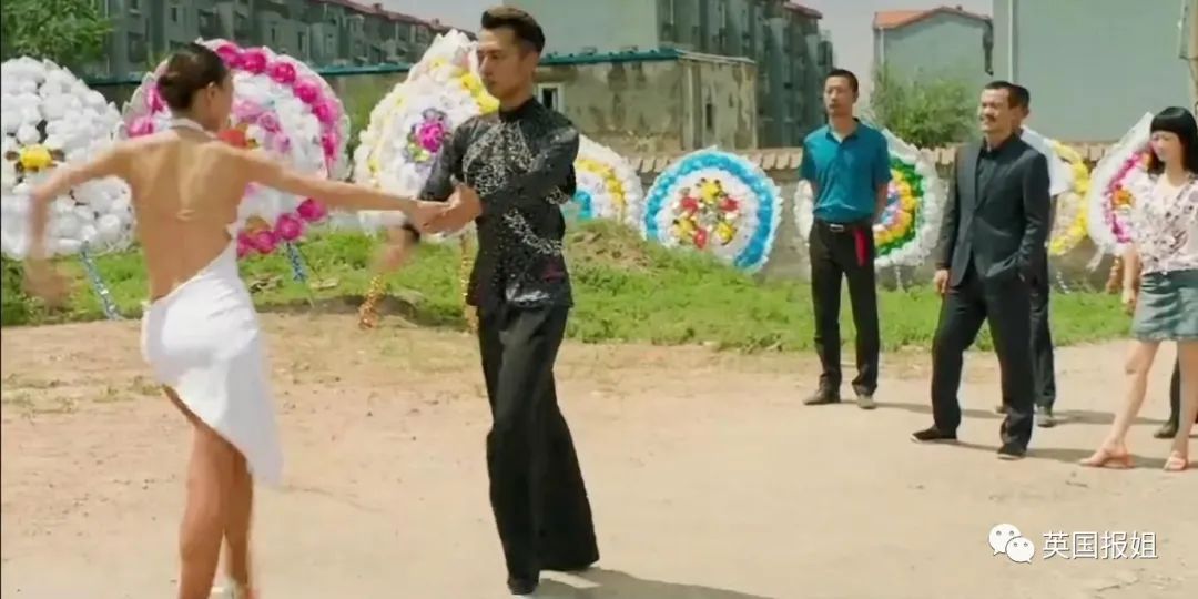 黑人老哥边蹦迪边抬棺材，为啥这个国家的葬礼这么嗨