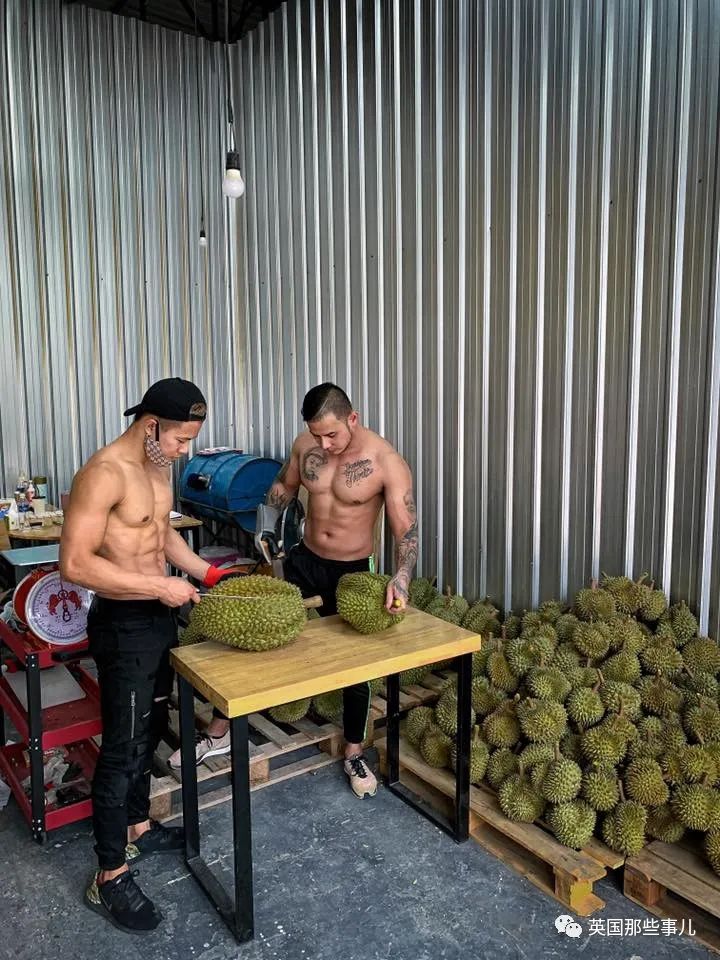 无班可上的泰国健身教练跑去水果店卖榴莲…这画风也太猛了…