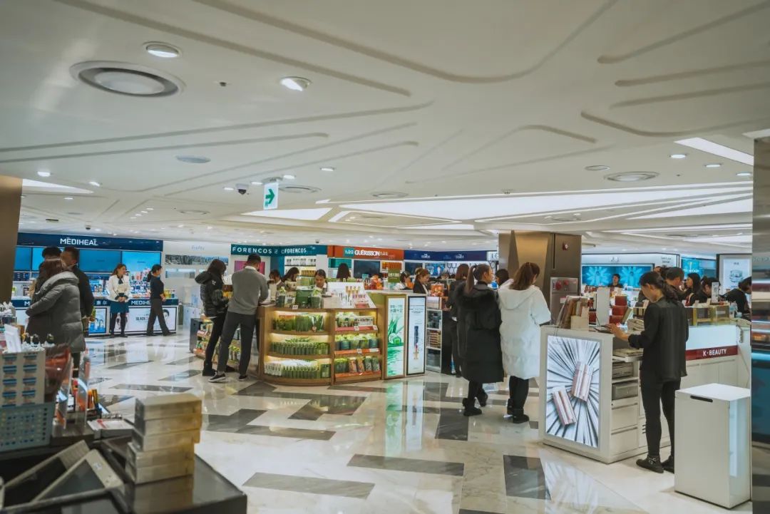 免税店买买买,免税店里国人强势买买买