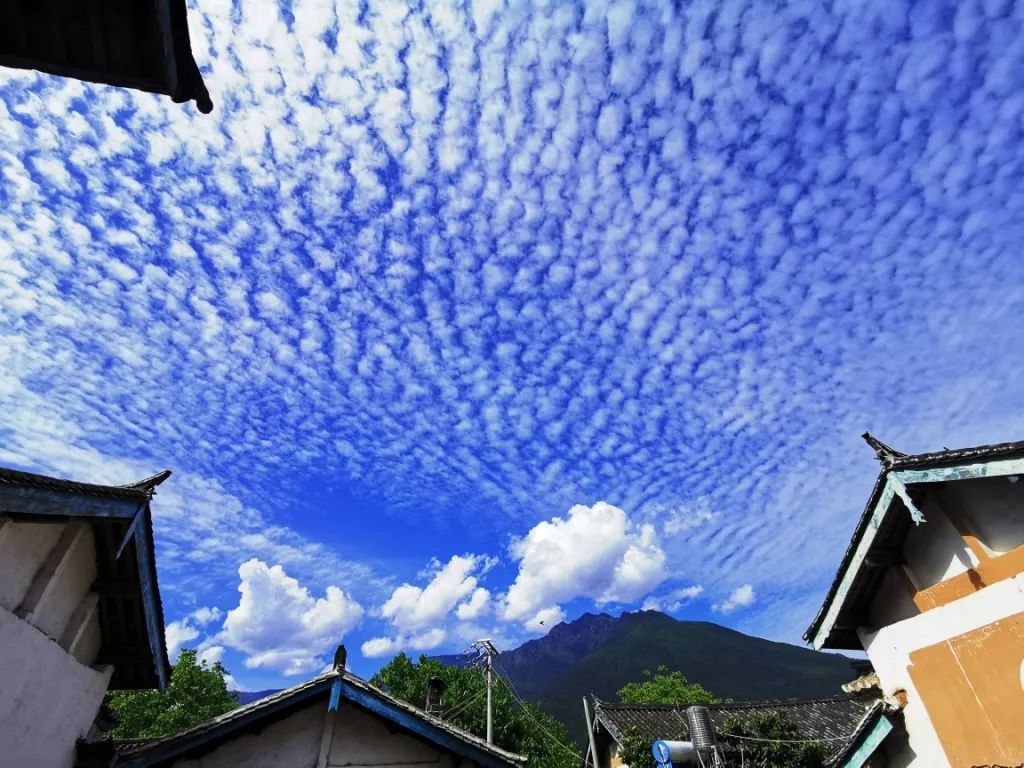 香格里拉的风景真好看,香格里拉天边还有厚重的白云