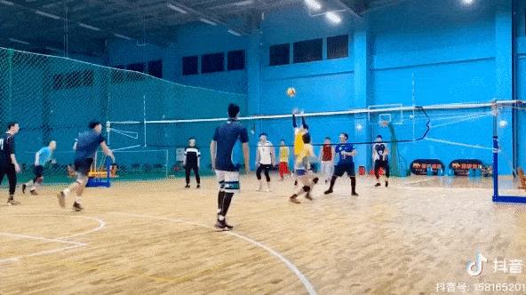 尼龙校草｜你的夏日运动场，就差这位复旦排球队帅哥朱启航了