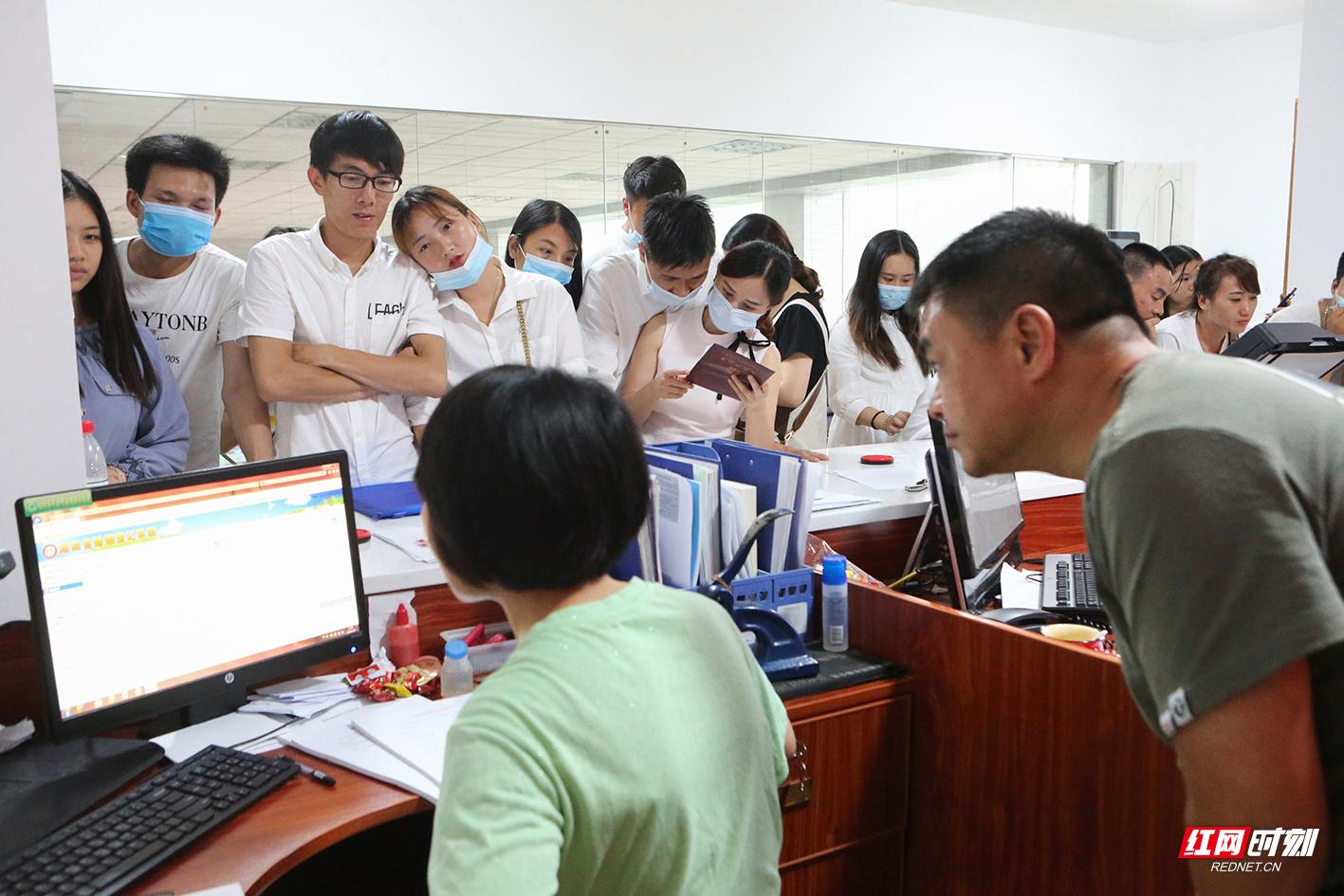 “520”“我爱你”临武县152对新人结婚登记