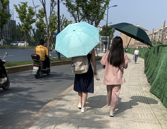 我要疯了！这件丑衣服，一穿就脱不下来