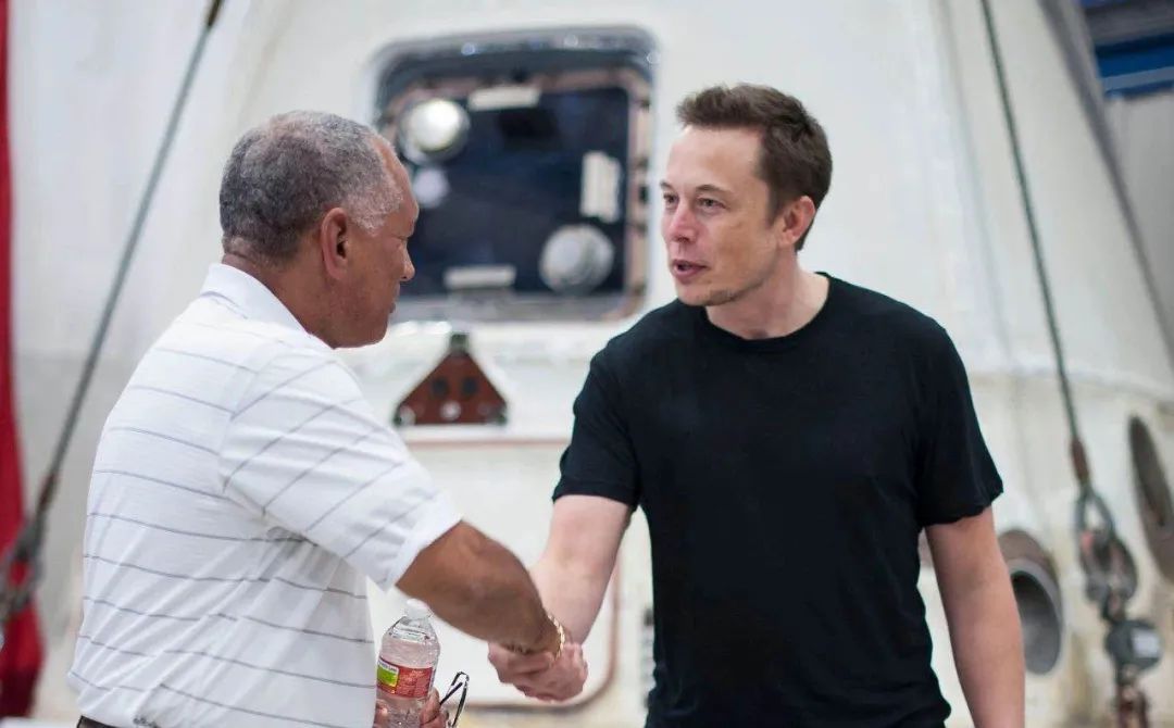 马斯克spacex火箭回收是载人嘛,马斯克称spacex星际飞船或将首飞