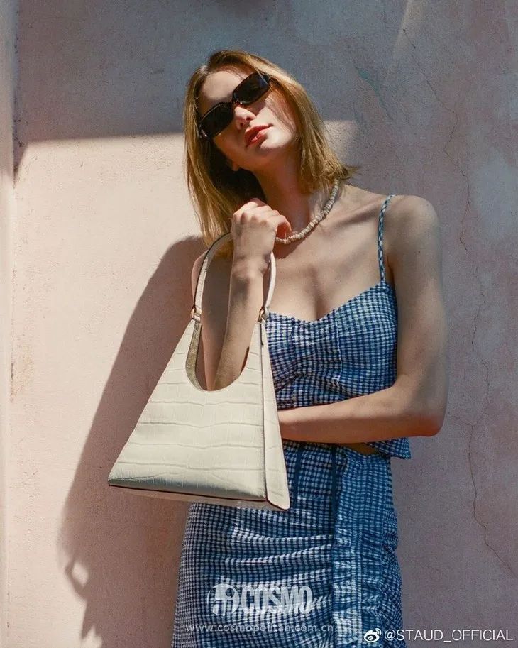 杨采钰度假拎的独家小众包，我能够