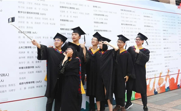 高校云毕业仪式感,高校老师出席毕业典礼