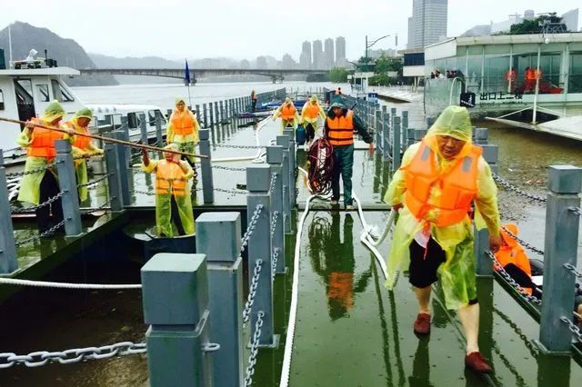 每小时2个西湖冲向下游，新安江水库水位开始下降！建德30万人受影响，桐庐多处汪洋