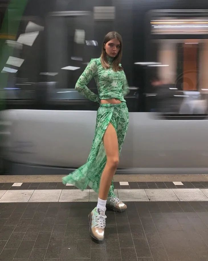 jennie黑色短裙舞台造型,jennie舞台短裙转圈