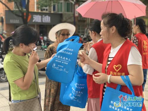 景德镇报道：珠山区昌河街道各社区发放文明手册助力“双创双修”