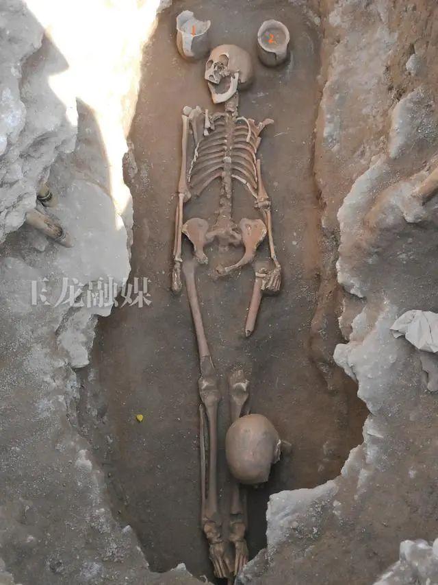 中学足球场发现石棺墓,成都足球场古墓发掘