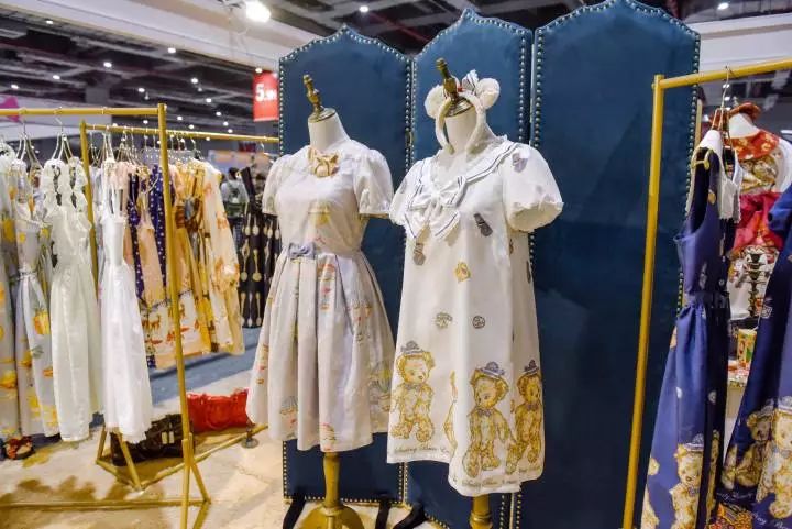 穿洛丽塔底下穿什么,什么样的人穿洛丽塔