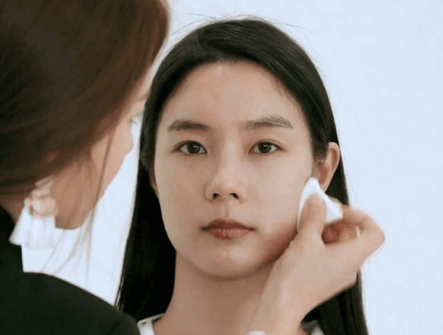 怎么画无瑕底妆专业化妆师,怎么画明星化妆师的底妆